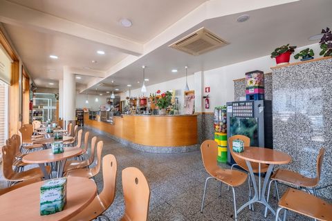 Trespasse de Pastelaria-Padaria com Fabrico Próprio, com história na zona de Ermesinde, e muito bem equipada e montada. Composta por uma sala ampla para clientes, bastante envidraçada e com 2 entradas frontais, apoiada por 2 casas de banho - homem e ...