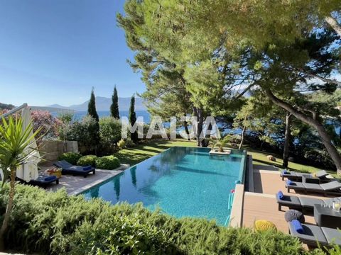 Ervaar het ultieme luxe leven in deze prachtige villa aan het water in Split, Kroatië. Deze woning met 4 slaapkamers en 4 badkamers en 3 verdiepingen beschikt over een indrukwekkende woonoppervlakte van 407 m2, met een ruime extra ruimte van 50 m2. D...