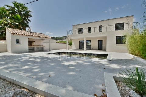Villa d'architecte avec piscine et jardin paysager