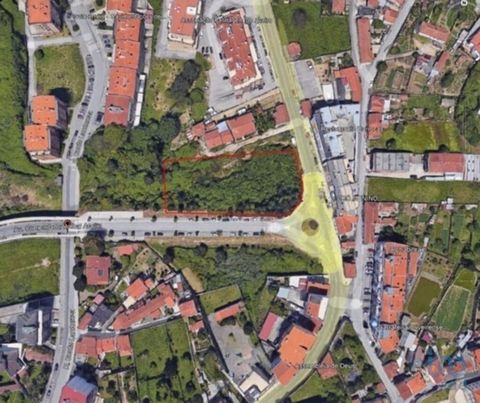 Terreno destinado à construção em altura situado em Oliveira de Azeméis, junto a comércio e serviços Este terreno com uma área de 3765 m2, com 1100 m2 de implantação, área bruta de construção de 6600 m2, área útil de 4400 m2 e área dependente de 2200...