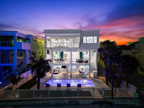 Waar de Golf en grandeur elkaar ontmoeten... welkom bij 32 Gulf Blvd, een zeldzaam omheind landgoed aan het strand dat elke verwachting verhoogt. Perfect gepositioneerd op het suikerwitte zand van Indian Rocks Beach met adembenemende zonsondergangen ...