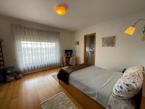 Set on a 714 m² plot in a quiet and well-connected area, this versatile property offers 525 m² of built area and is ideal for those seeking space, privacy, and proximity to urban amenities. Located just 5 minutes from the center of Leiria, and close ...