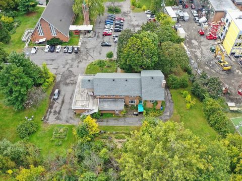 * Opportunité au Coeur de Saint-Lambert * Cette résidence pour aînés offre un confort et des commodités exceptionnelles avec terrain spacieux de 52,184 pi.ca, combinant trois terrains avec accès potentiel à la rue Upper Edison. Les résidents peuvent ...
