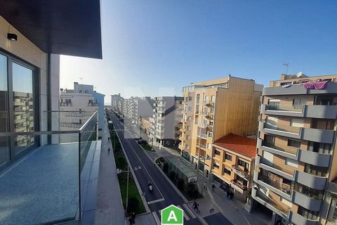 NH CL 20799 Ik presenteer u een uitstekend duplex-appartement met 4 slaapkamers, NIEUW, gelegen in een van de belangrijkste verkeersaders van de stad Póvoa de Varzim, ongeveer 300 meter van het strand. Dit uitstekende appartement, in het hart van de ...