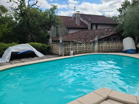Maison spacieuse, gîte meublé, garage et piscine.