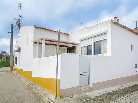 Excellente opportunité d'acheter cette villa de 3 chambres, avec un emplacement privilégié, et à seulement 4 km de la belle ville de Beja, vous offrant l'équilibre parfait entre confort, espace et qualité de vie. Caractéristiques du bien : Superficie...