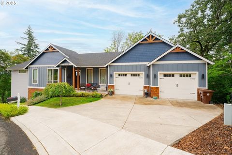 Faites l’expérience d’une vie élevée dans cette belle maison, soigneusement conçue pour le confort, le style et la polyvalence. Cette maison dispose de suites parentales et d’une buanderie sur les deux niveaux, offrant intimité et commodité. Le salon...