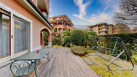 In het hart van Stresa, op een van de meest begeerde locaties aan het Lago Maggiore, bieden we een appartement met privétuin te koop aan, gelegen in een elegant wooncomplex met een goed onderhouden condominiumtuin. Het pand vertegenwoordigt een zeldz...