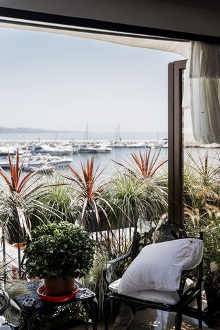 iN THE HEART OF PUERTO BANUSThis duplex apartment boasts a frontline position in the iconic Benabola, right in Puerto Banus Marina. Surrounded by luxury yachts, high-end boutiques, gourmet restaurants, and just steps from the beach, this is one of th...