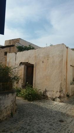 Palaikastro Old traditional house for sale in Palekastro. The house is 105m2 consisting of 5 rooms plus an upper floor and a 30m2 floor terrace. It has good access and enjoys views to the village and the mountains. The property is in need of renovati...