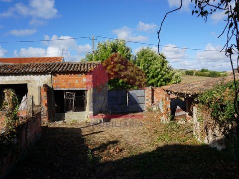 61sq.m house for reconstruction in Vau in Óbidos. Inserted in a plot of 648sq.m with a dependent area of ??395sq.m. Located in the center of the village. 5 kilometers from the Obidos Lagoon. Good access to the A8 and A15 and an hour from Lisbon. *The...