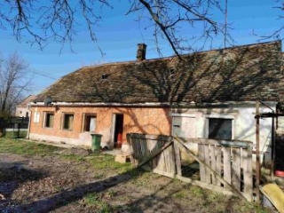 Price: £14,432.00 Category: House Area: 87 sq.m. Plot Size: 5349 sq.m. Rooms: 2 Bedrooms: 1 Location: Countryside £14.432 All-in costs, excluding 4% tax Nice challenge to make from this former farm your Hungarian House. Located on a plot of 5,349 m2....
