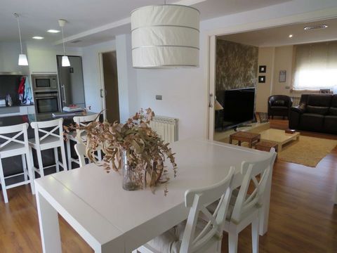 PALMERAS IMMO presenta : Magnifica villa individual cerca de la playa y del centro de L'Ametlla de Mar! ¡Material de primera calidad! ¡Estado IMPECABLE! A 1 minuto andando de l playa y del pueblo. PLANTA BAJA: Gran hall de entrada Aseo Salon Comedor ...