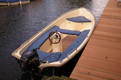 Wollten Sie schon immer Ihr eigenes Boot segeln? Dann ist dies Ihre Chance! Dies ist eines von mehreren Chalets, die mit einer eigenen Schaluppe vermietet werden. Die Chalets befinden sich alle auf dem Wasser und verfügen über eine freistehende priva...