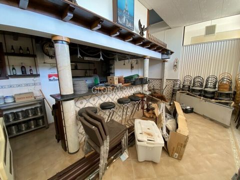 Commercial space located in a quiet area close to the main services of its surroundings, it is intended for restaurant activities, namely space prepared for the preparation of meals. It consists of a dining room, balcony, kitchen and two bathrooms. T...