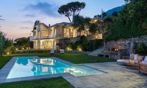 Вилла расположена в одном из самых живописных мест в Гольфо-Парадизо, с видом на Лигурийское море, на склонах Апеннин и примерно в 18 км от центра Генуи. Вилла имеет три этажа и разделена на две независимые квартиры. Основной блок расположен на двух ...