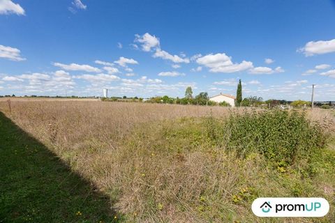 Come and discover this flat, unfenced plot of 3,000 m², ideal support for all your construction projects (villa with swimming pool, traditional house ...). The well-oriented plot is outside the subdivisions, but not isolated from everything. It is bo...
