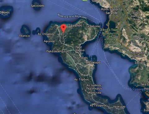 CORFU Agioi Douloi, Ropila Ort. Zu verkaufen ein Grundstück von 25.000 qm, im Stadtplan, flach, 1-seitig, 150m Frontage auf der zentralen Provinzstraße von Troubeta-Karousades, zentrale Autobahn von Nordkorfu, die die Stadt Korfu mit den Stränden und...