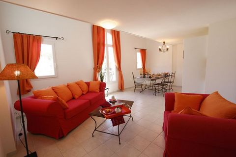 Nous vous proposons des appartements confortables et colorés pour environ quatre personnes dans le parc de vacances Le Domaine de Bourgeac. Vous y trouverez un appartement pour deux personnes avec une chambre à coucher (FR-13520-04) et un appartement...