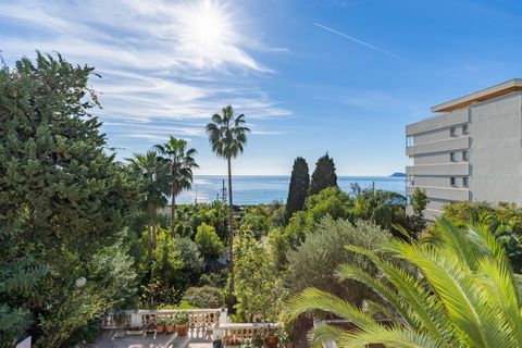 In the lower part of the Croix des Gardes, in a villa built around 1870, ideally located facing the sea. Superb character traversing apartment with ceiling height of 3,44 meters, exposed full south, and enjoying a beautiful sea view. The apartment of...