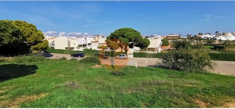 Urban land with 1043 m2 for construction of housing with building implantation area of 173.8 m2. Located in Carvoeiro, in an area where the single-family dwelling predominates, with easy access (car and pedestrian), this magnificent land is located 1...