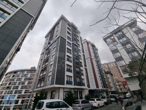 Flat for Sale in a Complex in Eyüpsultan Alibeyköy  It is located in Alibeyköy Binevler District, opposite the Karadolap Sports Facilities, 3 minutes from the metro station and 5 minutes from the Vialand AVM. The flat is 2.+1 and is located in a comp...