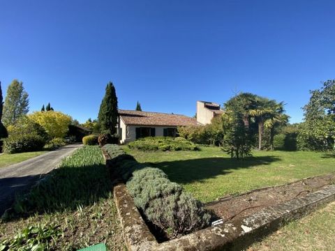 Exclusive Agence Newton. walk round video available on request A wonderful country house that is beautifully located among the rolling hills of the chasselas wine region a short drive from Moissac.   The property with 5 bedrooms and 4 bathrooms is ac...
