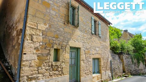 A13351 - Charming village house tastefully renovated for lovers of old stones and beams. Surface of approximately 120m² in total. Pleasant shaded terrace of 20m2, small outbuilding to convert and vegetable garden. The beautiful garden of 660m2 with f...