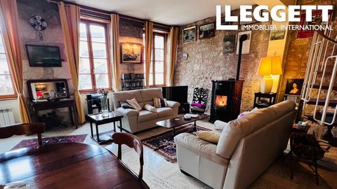 A10829 - Very beautiful 19th century building of 240m2 in the centre of the medieval village of Puy l'Evêque, close to small shops. Information about risks to which this property is exposed is available on the Géorisques website : https:// ...