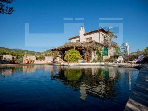 Geweldig landelijk huis te koop in Korinthia, Peloponnesos in een groot stuk grond met een aanzienlijk ecologisch karakter. het is een bioklimatologisch huis van 280 m², verdeeld over 3 niveaus, op een ruim terrein van 7.800m². volledig aangelegd. He...