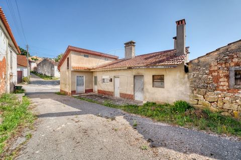 House located in the village of Sourões - Alcobertas. Very quiet place, with good views and good accessibility. It consists of a living room with fireplace, kitchen and a bedroom and an oven house. The villa has an area of 80m2 and has an attic. Come...