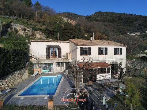 (Under sales agreement) CARROS VILLAGE: Located about 20 minutes from NICE COTE D'AZUR Airport, Beautiful villa on land with a surface area of 1,281m2, type 5 rooms with adjoining studio. The main house consists upstairs of an entrance hall, 3 bedroo...
