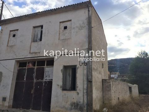 Warehouse for sale in Aielo de Rugat. The property is to reform and has 2 floors, on the first floor it also has an exit to a patio, it has electricity and water. Ask for information without obligation.