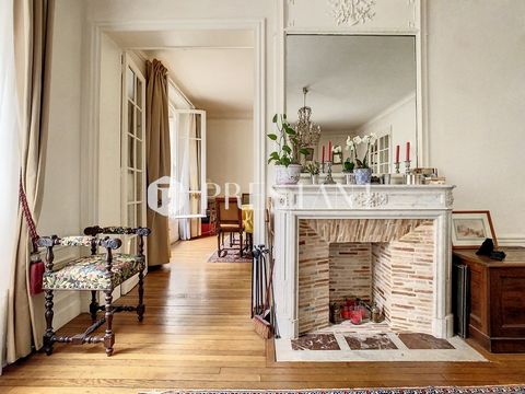 On the first floor of a beautiful Haussmann building, the only apartment on the landing, ideally located halfway between Saint Louis de Gonzaque and Saint Jean de Passy (Molière college sectorization), a stone's throw from the shops on rue de Passy a...