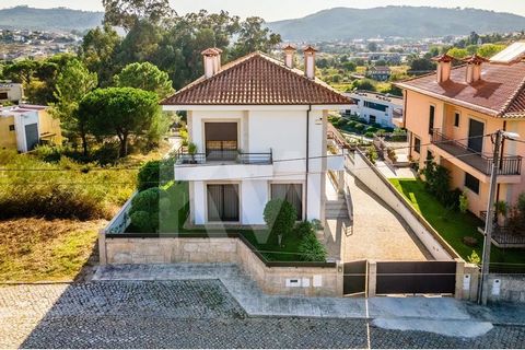 Simulation of visit: ... Video drone: ... This villa, located in the parish of Campo (Valongo) has the advantages of living in a quiet residential area and at the same time with the ease/speed of getting to the most urban centers due to the close pro...