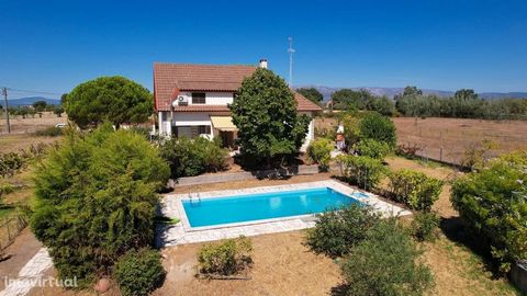 Excellent property Comprising a villa with central heating, with 5 bedrooms - two of these suites, spacious kitchen with access to the outside, four bathrooms and a 50m2 living room with balcony, fireplace with double cassette and air conditioning. T...