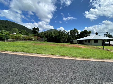 Bent u op zoek naar een stuk grond om uw droomhuis te bouwen? Dit blok van ca. 811m2 in de stad is misschien iets voor jou. Gelegen op ongeveer 148 km ten zuiden van Cairns, omringd door bananen, suikerrietplantages en werelderfgoedregenwoud, is Tull...