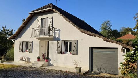This pretty neo- béarnaise house, in excellent condition throughout, with garage and 1660m² of well-maintained garden, is ideally situated in a quiet residential area of Salies de Béarn. Over two floors, the property offers 130m² of living space comp...