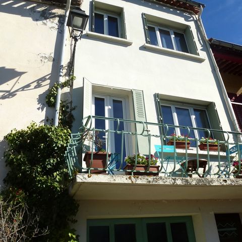 20 minutes from Limoux and Carcassonne, perfectly renovated village house, south facing, with nice open views, 2 bedrooms, living-dining room, equipped kitchen, shower room, garage.