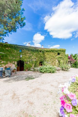 This old finca that dates back to the year 1800 is made all of stone, with a lot of charm. It is currently used as a holiday home as it has a holiday license. It is located in a quiet area on the outskirts of Sencelles with good road access. The hous...