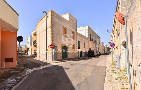 ORTELLE - LECCE - SALENTO We offer for sale, a few steps from the town center, an independent apartment of approx. 100 sqm arranged on two levels, in addition togarage and storage. The property, built in the early 1980s, consists of entrance hall, ki...
