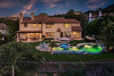 This Reserve 2 view home is the one you've been waiting for. Perfectly situated on Prado de las Fresas to capture spectacular views, this warm contemporary home is an entertainer's paradise. From a wine cellar to a theater to a pizza oven this home h...