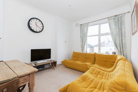 A superb top floor conversion ideally located for Southfields Tube and within walking distance to East Putney. This top floor flat has well proportioned accommodation, is in excellent order throughout and extremely well located. Comprising two double...