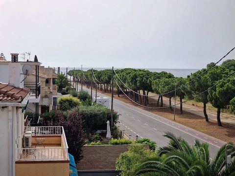 Apartment with sea views in the Tarraco area of Cambrils. The 66m2 apartment is distributed between two double bedrooms, a complete bathroom with shower, an independent equipped kitchen and a living-dining room with a west-facing terrace and unobstru...