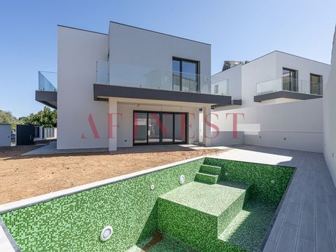 LOOKING FOR CONTEMPORARY DETACHED HOUSING IN ALCABIDECHE? This Well Located villa with excellent access is what you are looking for Construction in masonry coated with hood. The areas of this dream villa are distributed as follows: Ground floor : Hal...
