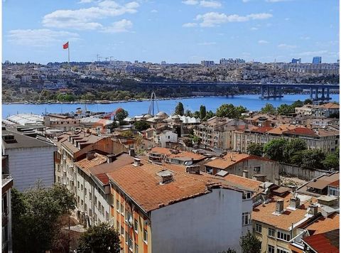 El apartamento en venta se encuentra en Beyoglu. Beyoglu es un distrito situado en el lado europeo de Estambul. Es conocida por su arquitectura histórica, su animada vida nocturna y su diversa escena cultural. La zona incluye barrios como Taksim, Gál...