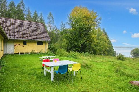 Cottage plus ancien situé dans un secteur calme et nature, au bout d'un chemin fermé avec un emplacement et une vue uniques. La maison est située sur un immense terrain naturel avec une belle vue sur Mossø et où les enfants peuvent se cacher et jouer...