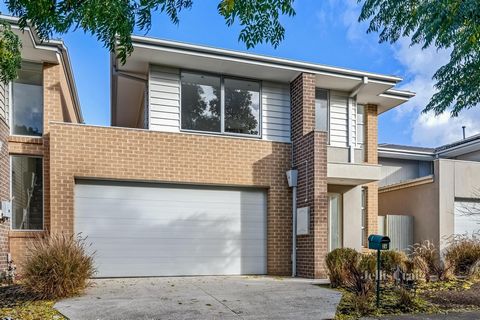 Opposite the two-storey townhouse is the Callaway Boulevard Reserve Playground, perfect for growing families. On the 1st floor there is an open plan dining room, living room, kitchen overlooking the large backyard. The kitchen has a pantry counter, s...