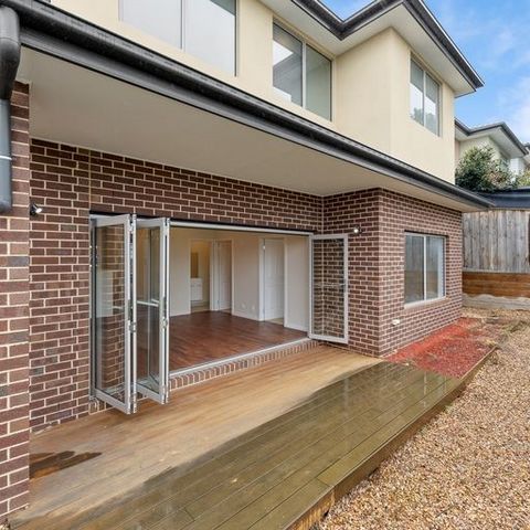Doncaster East is facing the new five-bedroom, three-bathroom independent townhouse to the north. Walking distance to the Pines shopping mall, surrounded by excellent infrastructure, Excellent environment, spacious open layout, quiet in the middle of...