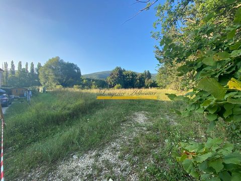 Located on the edge of the village, building land, for sale. The surface is 1030 meters, unfenced, not serviced (viability at the edge: water, electricity, PTT). Possibility of construction of a house of 95.28 m2 PLUS GARAGE 19m2. House costing done,...